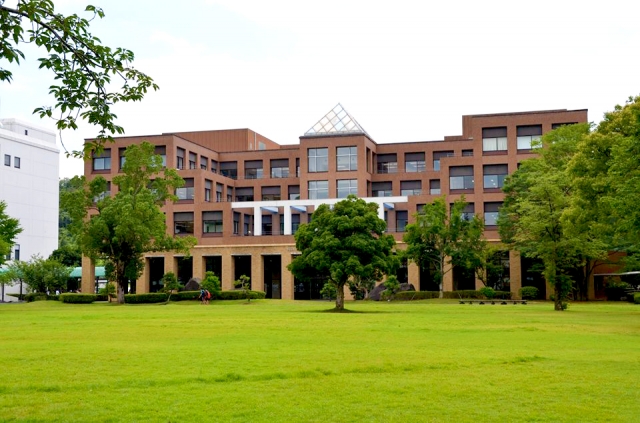 駿河台大学