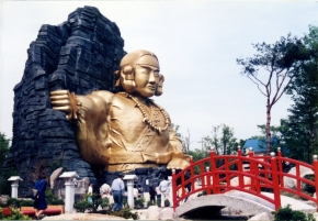 黄金の巨大神像