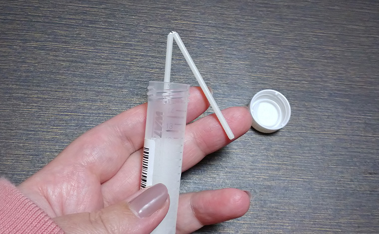 自宅で唾液を採取するタイプの郵送PCR検査